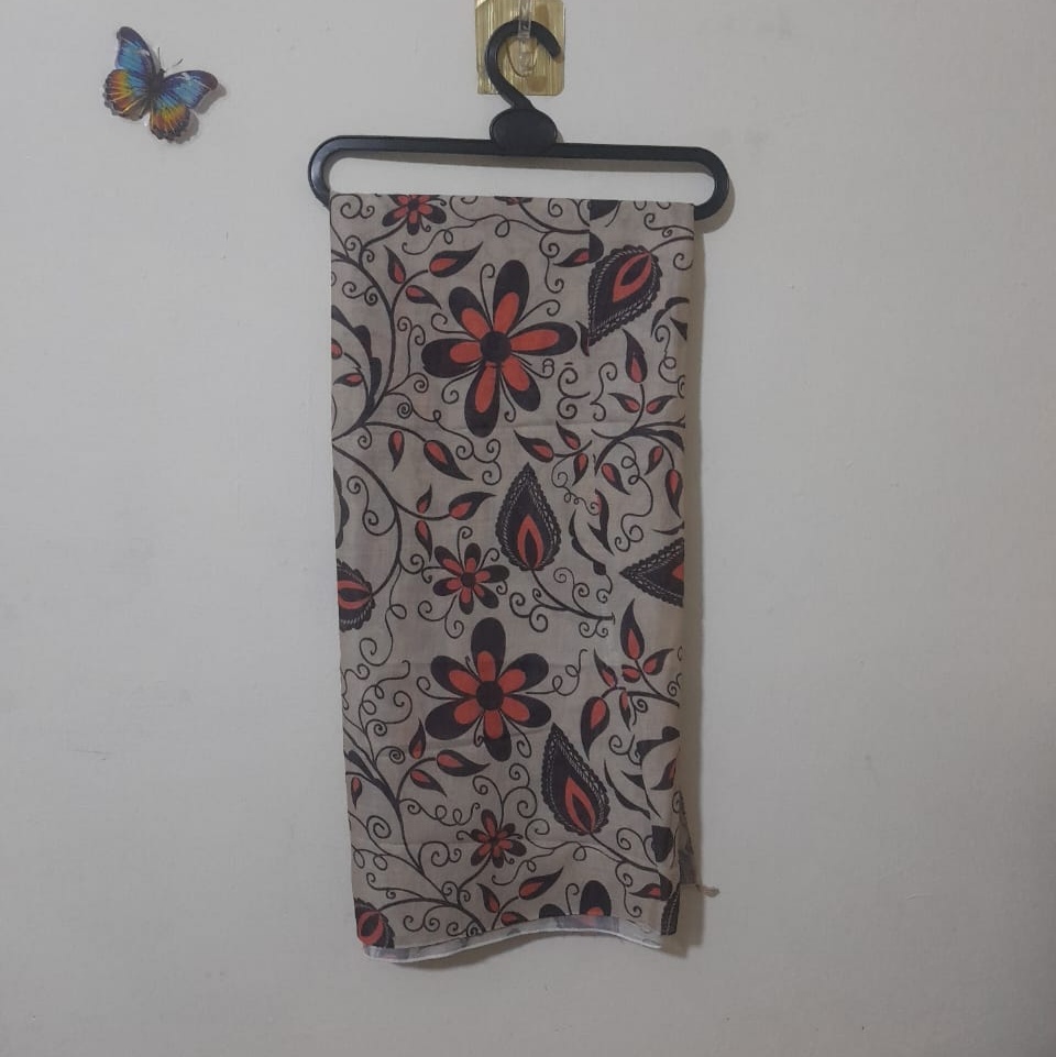 طرحه مطبوعة بنقشات زهرية